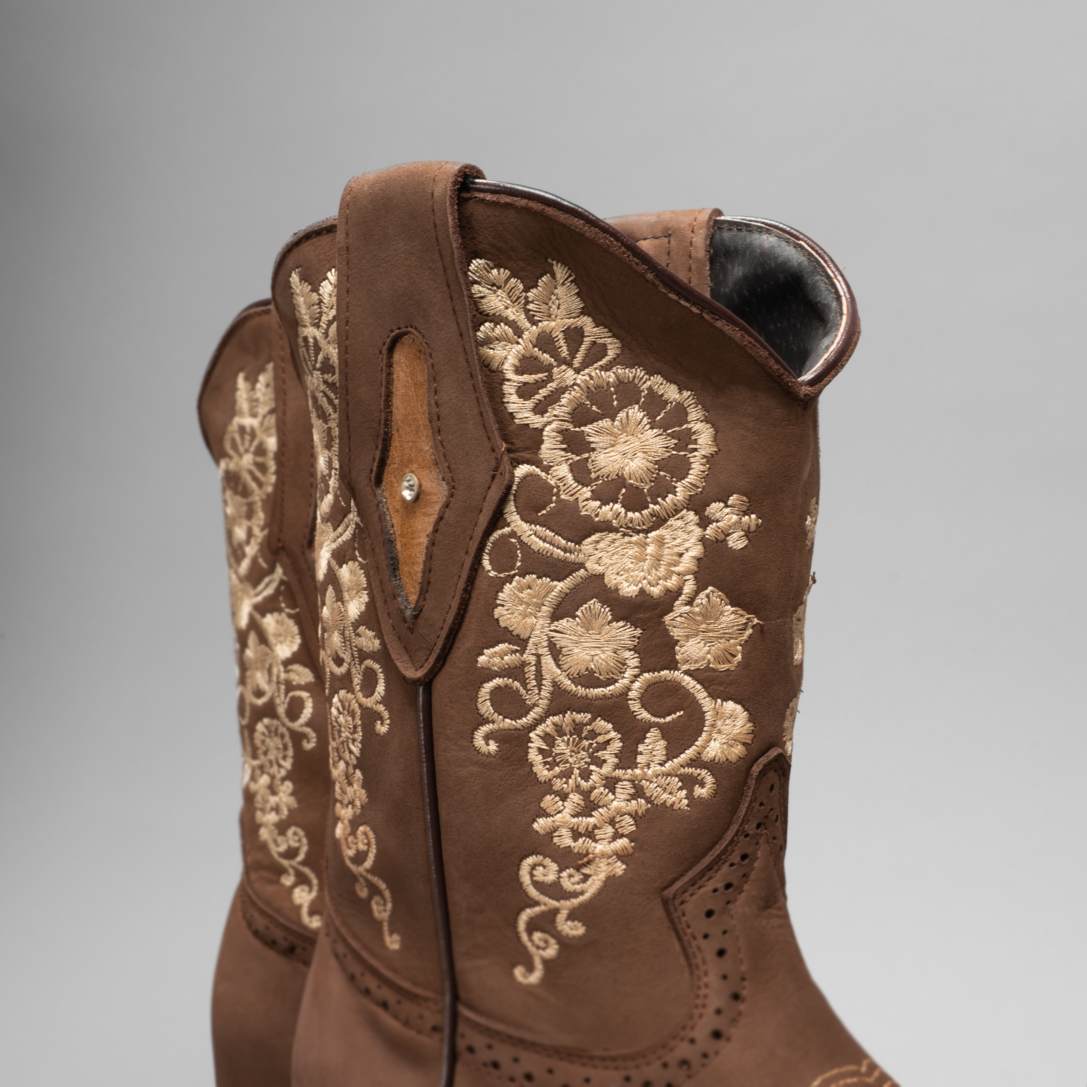 WOMEN'S 1401 SAND EMBROIDERED SQUARE TOE COWBOY ANKLE BOOTS AND BUNDLE BELT